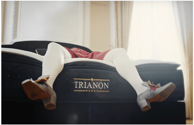 LE ROI DORT ET NOUS ON ADORE !